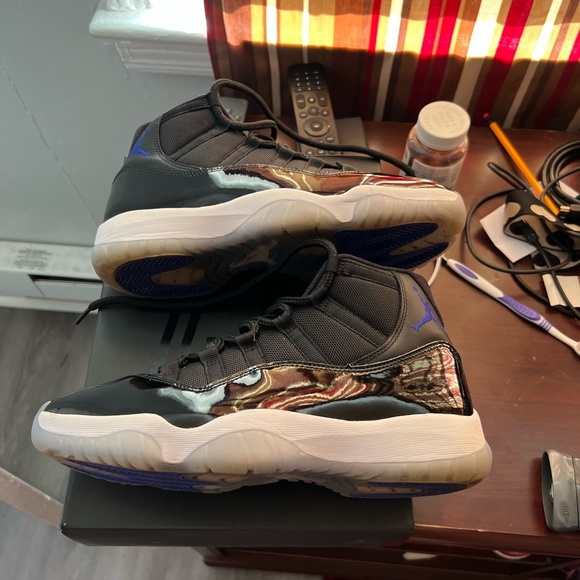 Jordan space jam 11s size 9